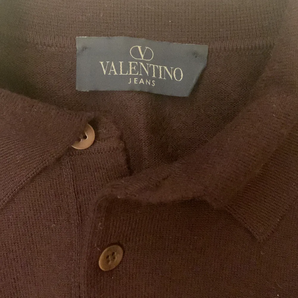 Valentino tröja i asbra skick, skulle nästan säga 10/10. Kvaliten på bilderna blev sämst men för att se den vinröda färgen bättre kolla sista bild eller hör av dig för fler bilder. Kan även passa L.  Tröjan är i merinowool.. Tröjor & Koftor.