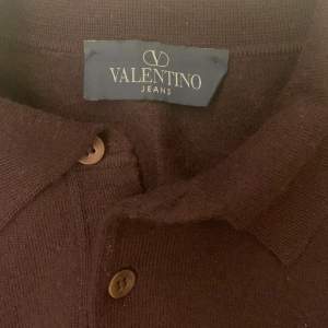 Valentino tröja i asbra skick, skulle nästan säga 10/10. Kvaliten på bilderna blev sämst men för att se den vinröda färgen bättre kolla sista bild eller hör av dig för fler bilder. Kan även passa L.  Tröjan är i merinowool.