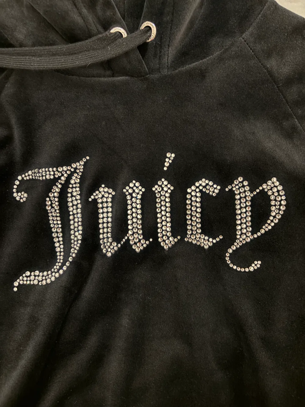 Säljer min Juicy couture hoodie i svart, i storlek small. Helt oanvänd men lappen sitter inte kvar. Tvättar självklart innan jag postar. Nypris 950 kr men säljer för 650 kr, priset är diskuterbart. Det är bara att fråga om fler bilder.🫶🏼🫶🏼. Tröjor & Koftor.