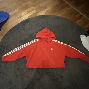 Adidas tröja  - Storlek M, den är kort i magen som en crop top. Använd ett fåtal gånger Frakten står köparen för 
