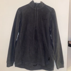 Grå fleece - Storlek M. Säljs då den tyvärr inte kommer till användning längre. Bra skick och material. För fler bilder/info skriv i DM😇💓