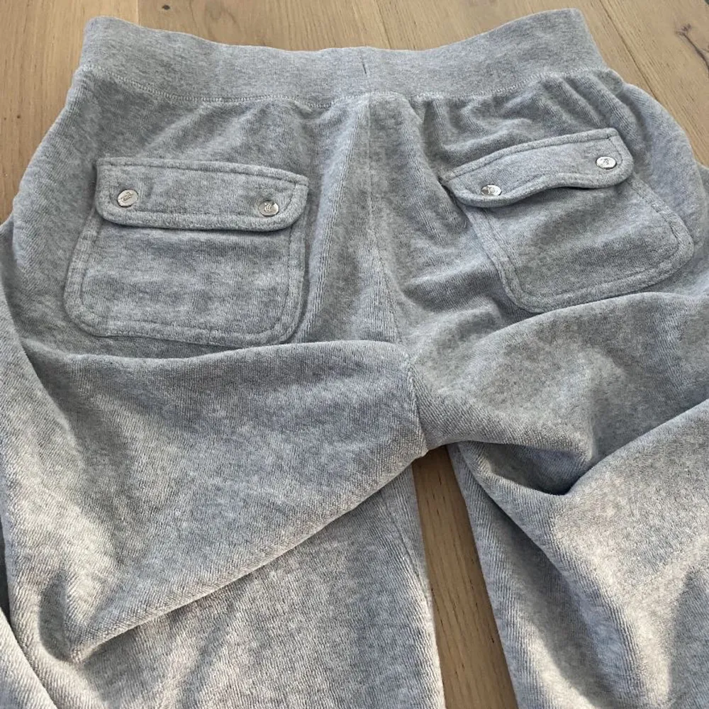Säljer mina gråa juicy byxor. Dom kommer inte längre till användning och är ganska använda men i helt skick. Säljer billigt då jag vill bli av med dom💕. Jeans & Byxor.