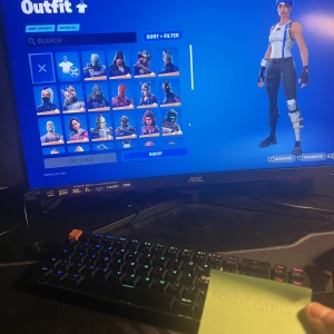 Fortnite konto  - Hej säljer Fortnite konto.                         (TAR ÄVEN BYTEN) Kontot har Blue team leader från s2 och även Rogue Agent från s3 42 skins travis scott glider hör av er vid intresse 