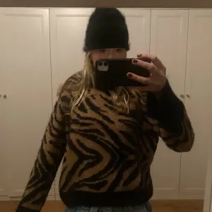 Säljer så cool zebra tröja, jättebra skick