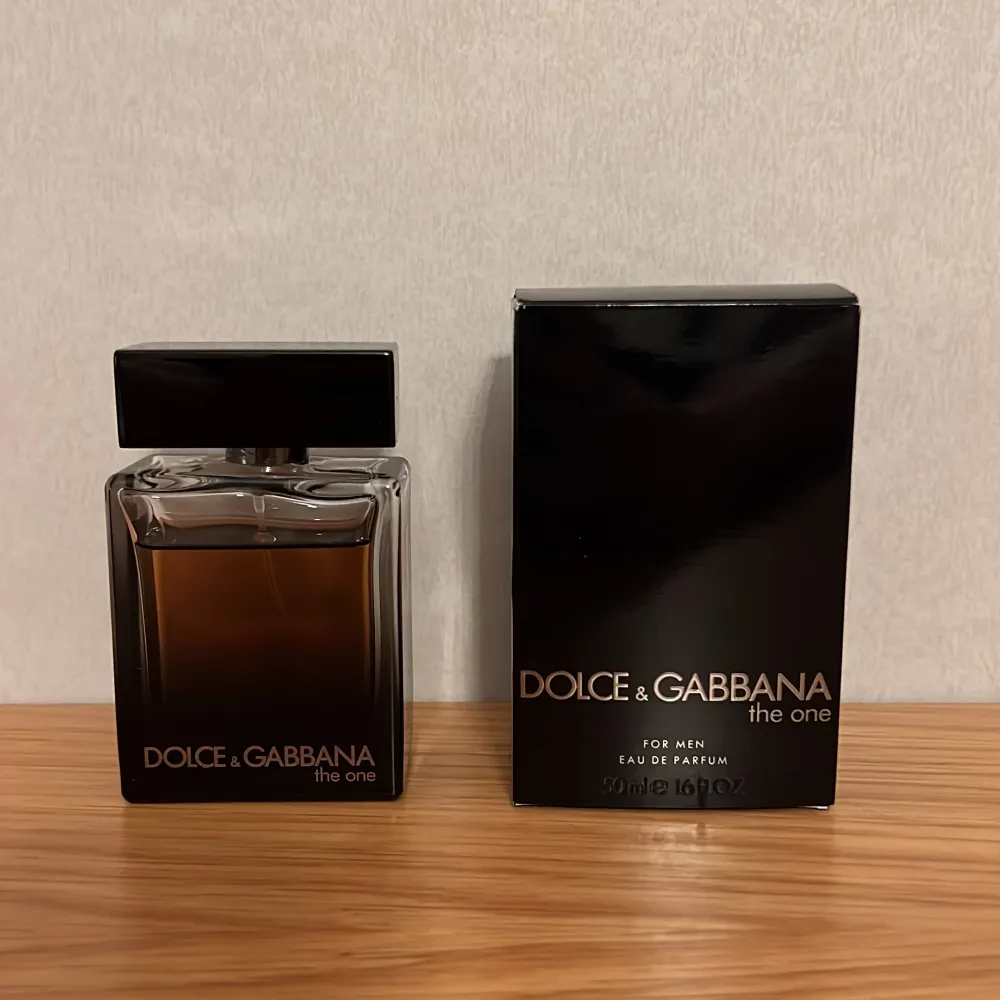 Dolce & Gabbana The One for Men EdP  Riktigt maskulin premium parfym Ca 45/50ml kvar i flaskan, kartong följer med såklart.  Startpris 650kr. Övrigt.