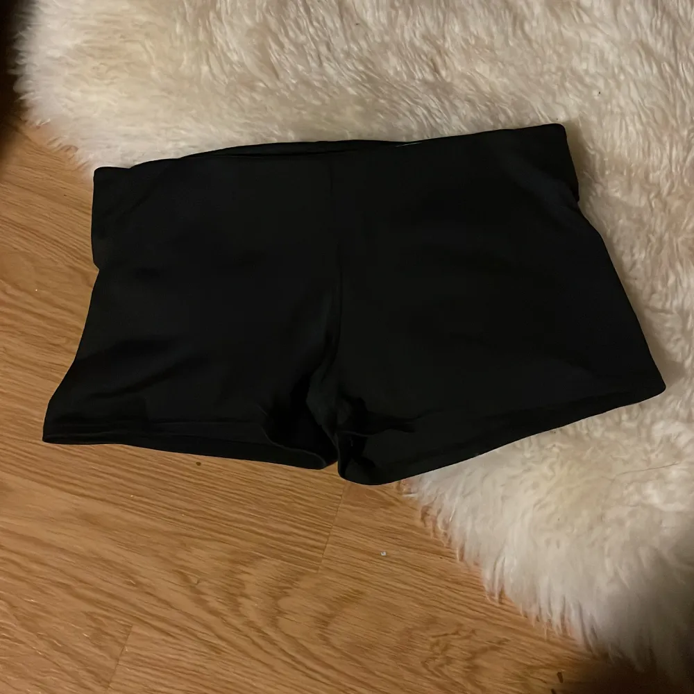 Svarta träningsshorts PERFEKTA att ha under spetsbyxor!!! Passar en xs-m💓💓💓. Shortsit.