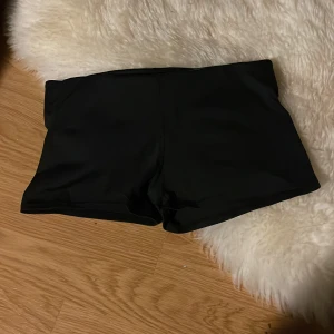 Träningsshorts  - Svarta träningsshorts PERFEKTA att ha under spetsbyxor!!! Passar en xs-m💓💓💓