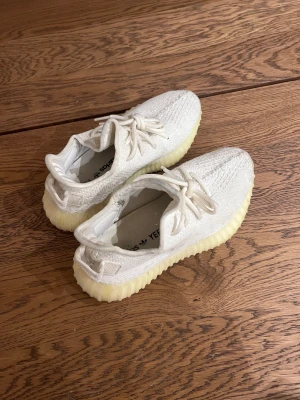 YEEZY triple white strl 37 - Äkta Adidas Yeezy 350 Färg: Triple White