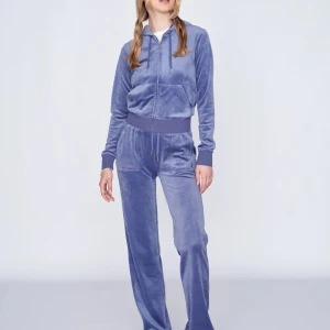 Juicysett gray blue - Säljer mitt juicysett pga att de inte kommmer till användning💞nypris 2400! PERFEKT nu till hösten och vintern! Ser ut som nya båda 2 inga defekter alls! Väl använda🩷 Byxorna Xxs tröjan xs! Kontakta mig för frågor!