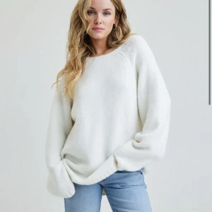 Stickad tröja - Oversized vit stickad tröja från bikbok, supermjuk och skön, luddar av sig lite grann.  Strl XS men passar även S/M