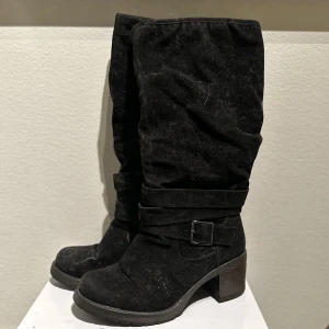 Midcalf boots - Vinter/höst kängor/stövletter, är någon form av mocca tyg så den fångar upp en del hår. Självklart tas det bort innan leveransen!🩷  Klack på ca 3-5cm, supersöta och sköna slutar under knäna🩷