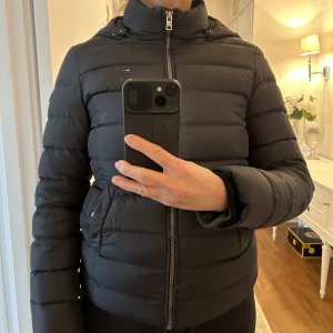 Tommy Hilfiger dunjacka - Fin dunjacka. Tyvärr så har den inte kommit till så stor användning för mig och hoppas att den får en ny ägare.  Kommer ifrån ett rök och djurfritt hem! Har du fler frågor så kontakta gärna mig.  Se mina övriga annonser! ❤️