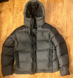 Peakperformance  - Säljer vinterjacka , använd en gång . Ny priss 4000kr