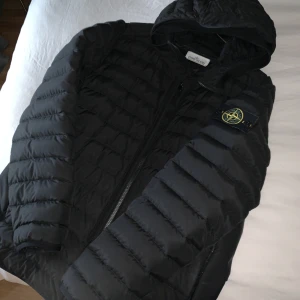 Stone Island dunjacka 2022 - 3̶5̶0̶0̶kr nu 2850kr - Säljer en felfri stone island dunjacka som inhandlades 2022!  Är självklart äkta med CLG som bevis. Värmer gött nu i dessa tider. Använd sparsamt och aldrig i regnigt väder.  Passar mig galant på 188cm. Kan mötas upp i centrala Jkpg. 