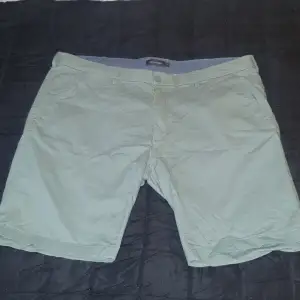 Shorts för män i en slags grön/oliv färg ifrån Dressman XL. 