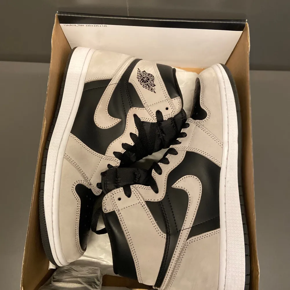 Air Jordan 1 Retro High Shadow 2.0 är en uppföljare till den klassiska Air Jordan 1 High Shadow-modellen och är en mycket efterlängtad sko bland sneakerentusiaster. Skon är känd för sin tidlösa och stilrena design.. Skor.