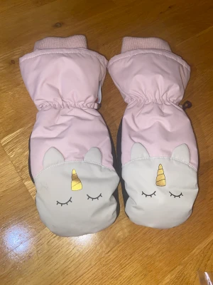 Vintervantar - Fodrade ljusrosa vantar med Unicorn från H&M. Nästan aldrig använda. Storlek 158/170. Nypris 149kr