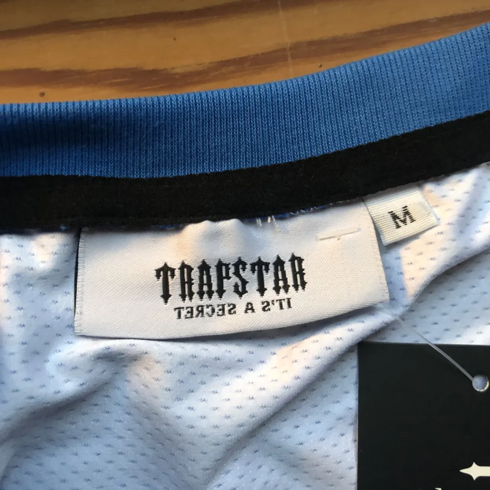 Tja! Säljer nu denna trapstar t-shirten. Den är helt ny och aldrig använd. 1:1 replika Den är size M och 70cm lång. Skriv privat för fler frågor. . T-shirts.