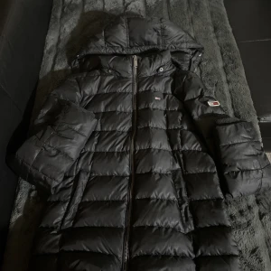 Tommy helfiger jacka  - Storlek är M men passar även S. Den är unisex och har använt den ett par gånger bara. priset kan sänkas vid snabb affär