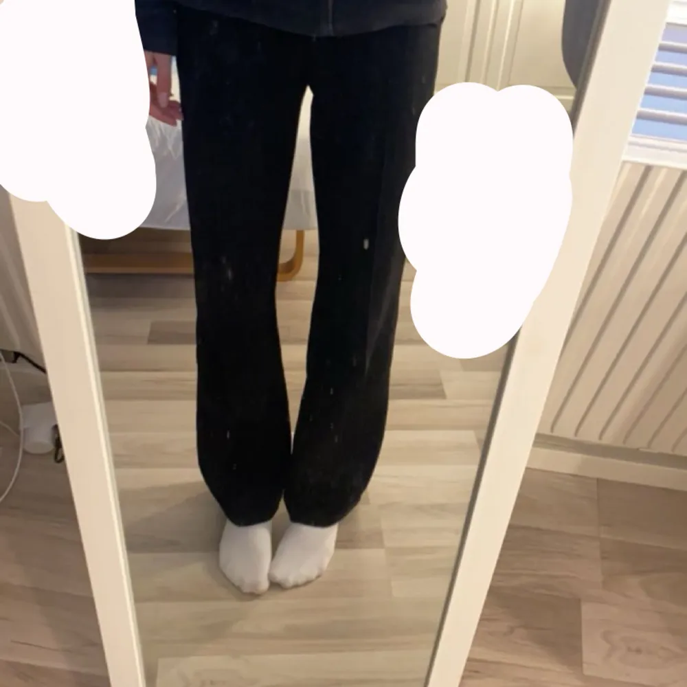 Kostymbyxor från Kappahl storlek 164 och sitter bra på mig som är 166. Ny pris 400. Jeans & Byxor.