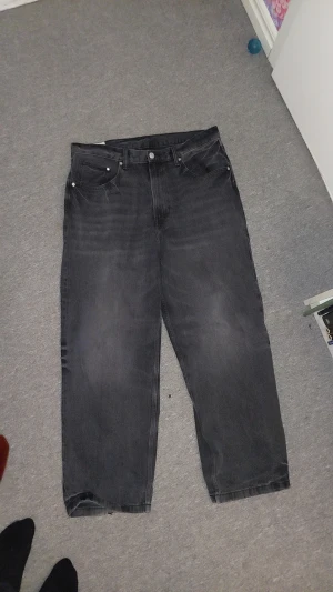 Baggy Jeans - Jag har ett par Baggy jeans från hm i storlek 36/32 Köpta för 450kr Bra skick förutom att dom är lite upprivna i hälen men inte sä mycket Säljes pga att jag inte använder dom längre