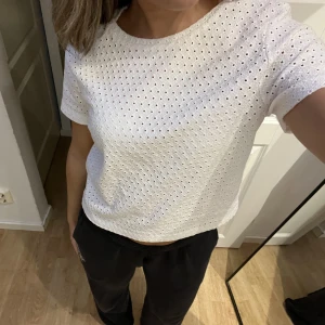 Söt topp - Säljer denna vita t-shirt från zara. Säljer då jag inte får användning för den. Storlek L men ganska liten i storleken. Jag brukar ha xs/s