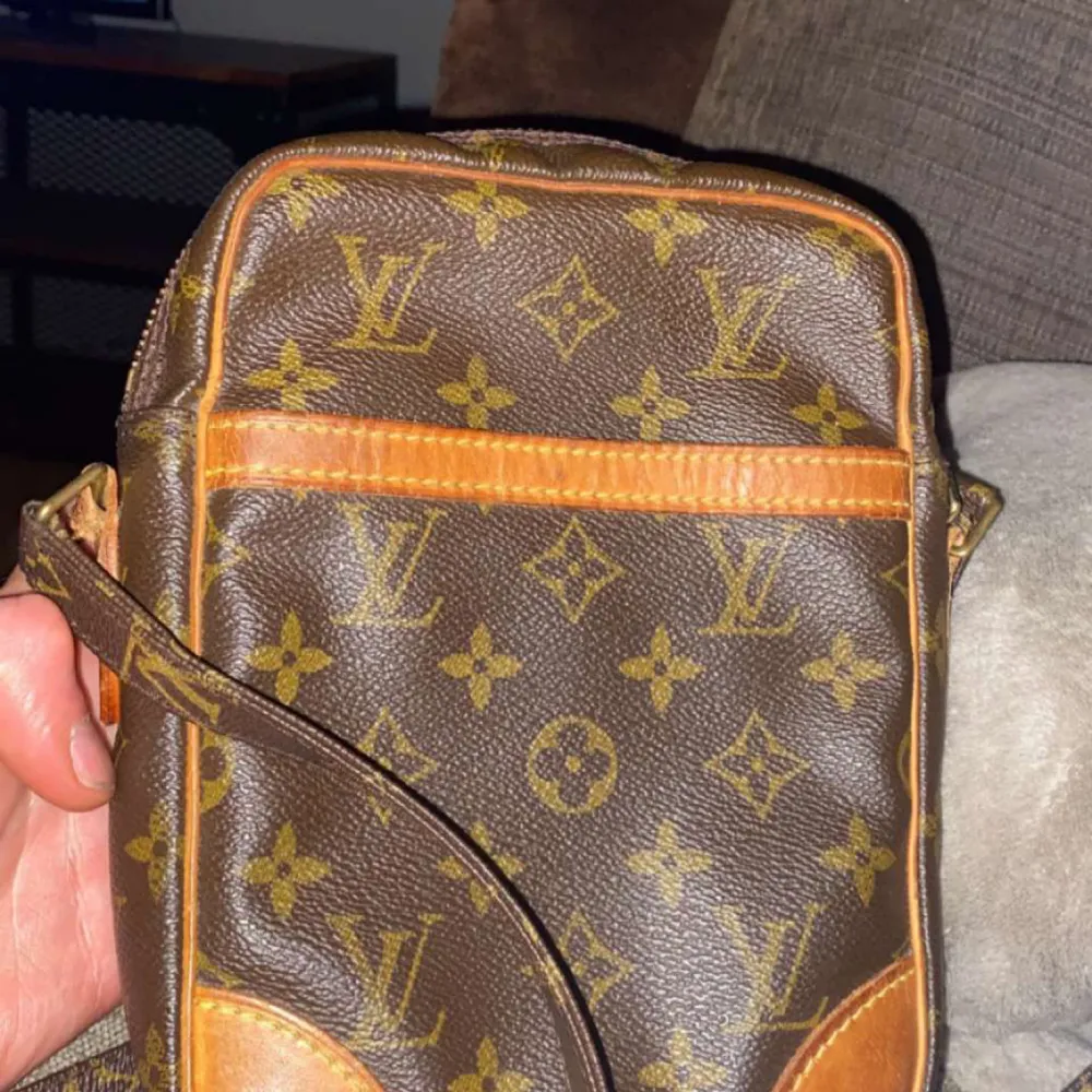 Säljer min Louis Vuitton Sling Bag då den inte används nå mer Cond:7/10 Bud: 4000kr Bin: 5000kr  Skicka Pm vid intresse. Väskor.