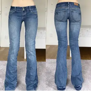 Lågmidjade vintage bootcut jeans från bik bok!! Midja: 79 cm, innebenslängd: 87 💕