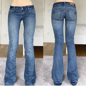 Lågmidjade bootcutjeans - Lågmidjade vintage bootcut jeans från bik bok!! Midja: 79 cm, innebenslängd: 87 💕