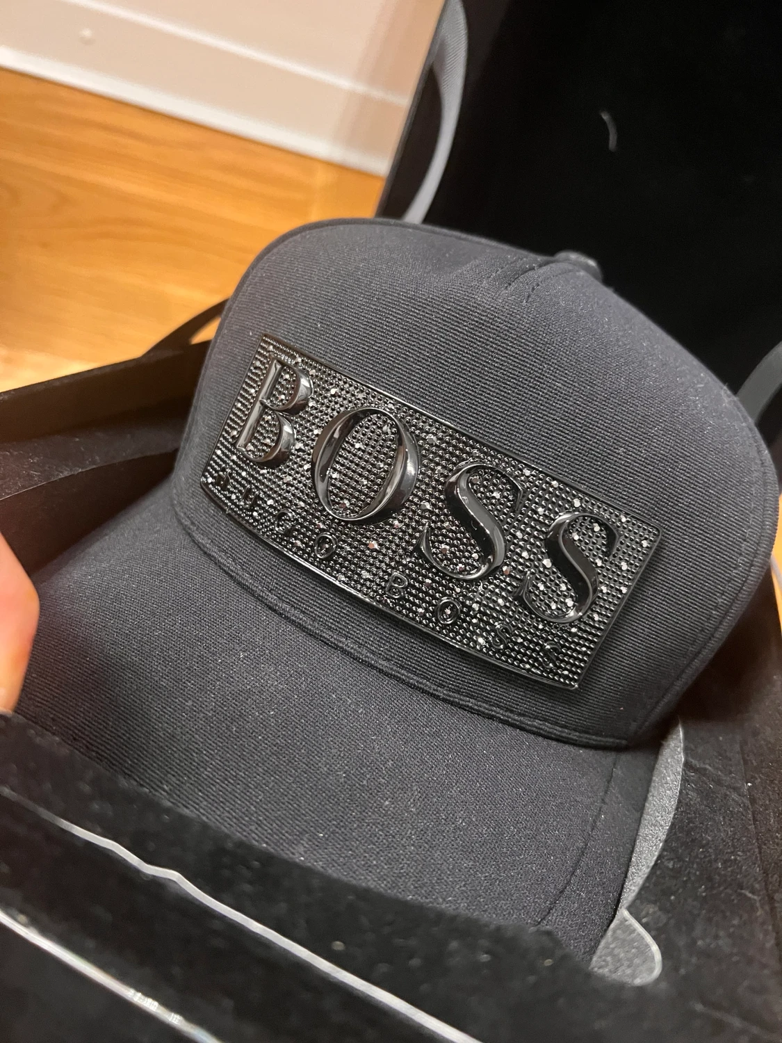 Hugo boss keps med safir stenar/diamanter