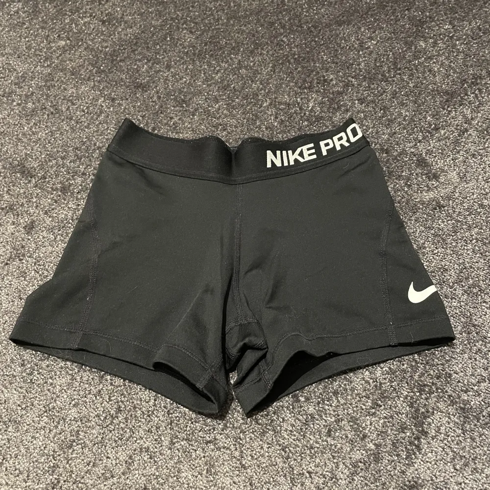Ett par Nike pro shorts i storlek S (dom är lite små i storleken, närmare XS). Perfekta för träning!. Shorts.