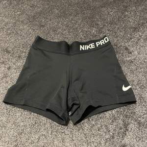 Ett par Nike pro shorts i storlek S (dom är lite små i storleken, närmare XS). Perfekta för träning!