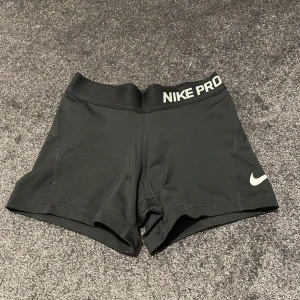 Nike pro shorts - Ett par Nike pro shorts i storlek S (dom är lite små i storleken, närmare XS). Perfekta för träning!