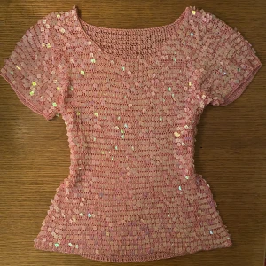 Supersöt ljusrosa paljettröja🤩 - Säljer denna superfina paljettt-shirt! Fint skick!