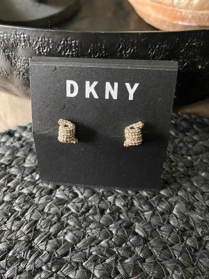 DKNY örhängen - I fint skick! 