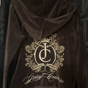 Juicy kofta - Säljer denna superfina vintage juicy koftan då den inte kommer till användning. Står L på lappen men passar som S. Använd gärna ”köp nu” 🤍