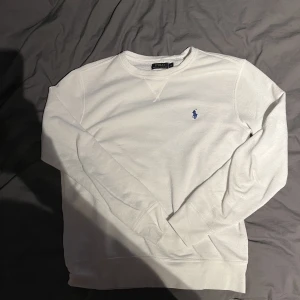 Ralph Lauren Sweatshirt - Säljer denna feta ralph lauren sweatshirten då jag har tröttnat på den. Tröjan är använd med fortfarande bra skick. Storlek M.
