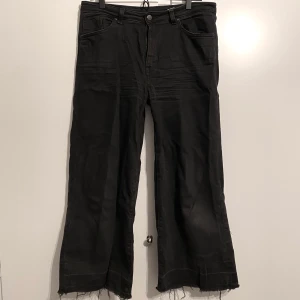Visa svarta jeans - Använt skick, ett hål längst ner kan skicka bild. Jag är 166, 38