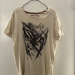 Sick t-shirt - Köpt secondhand, bra skick. Dm för mer info / bilder. 