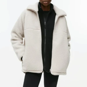 Teddyjacka - Såå snygg och trendig teddyjacka från arket. Nypris 1200kr💕