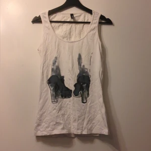 Vitt linne med modernt tryck - Vitt linne med modernt och stilrent tryck 