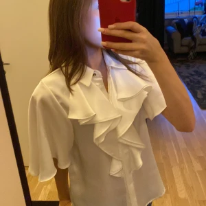 Blus - Säljer pga lite stor men jätte bra skick aldrig använt köpt från zara!