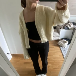 Ljusgul kofta - Ljusgul kofta från zara som inte säljs längre. Använd en gång och helt i nyskick! Storlek XS men oversize och långa armar