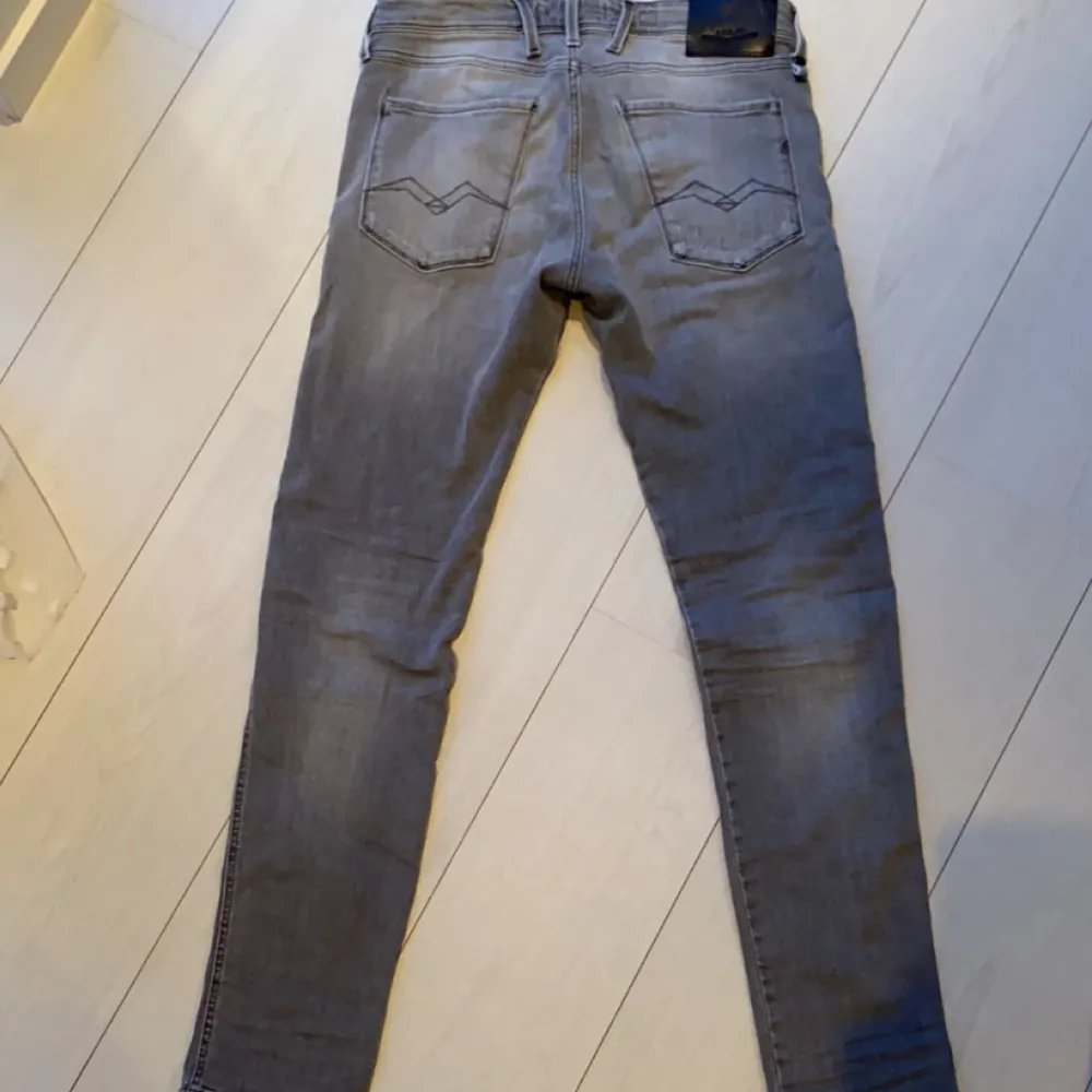 Tja! Jag säljer nu mina Replay Anbass jeans som endast är testade så skicket är 10/10. Ny pris 2800kr, storlek 31/32. Bara att höra av er om ni är intresserade, vill ha fler bilder eller har någon fråga! 😇. Jeans & Byxor.