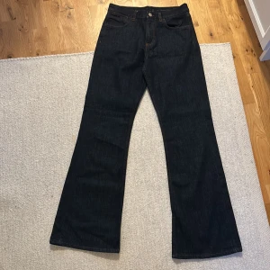 COS jeans - Jeans i modell relaxed flare från COS. Storlek 26 och passar mig som är storlek XS. 