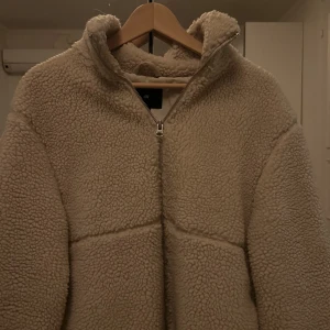 Teddyjacka från HM - Säljer min teddyjacka från Hm då jag har två. Super bra skick och finns fler bilder. 
