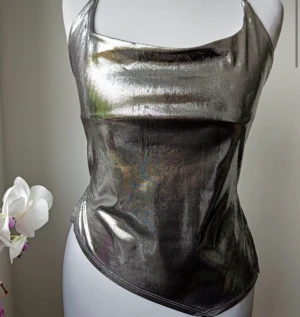 Silver topp - Metallisk top med öppen rygg