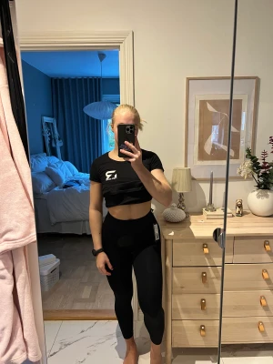 Svarta scrunchtights - Från mmsports. Aldrig använda med prislapp kvar. Storlek M. Nypris 499