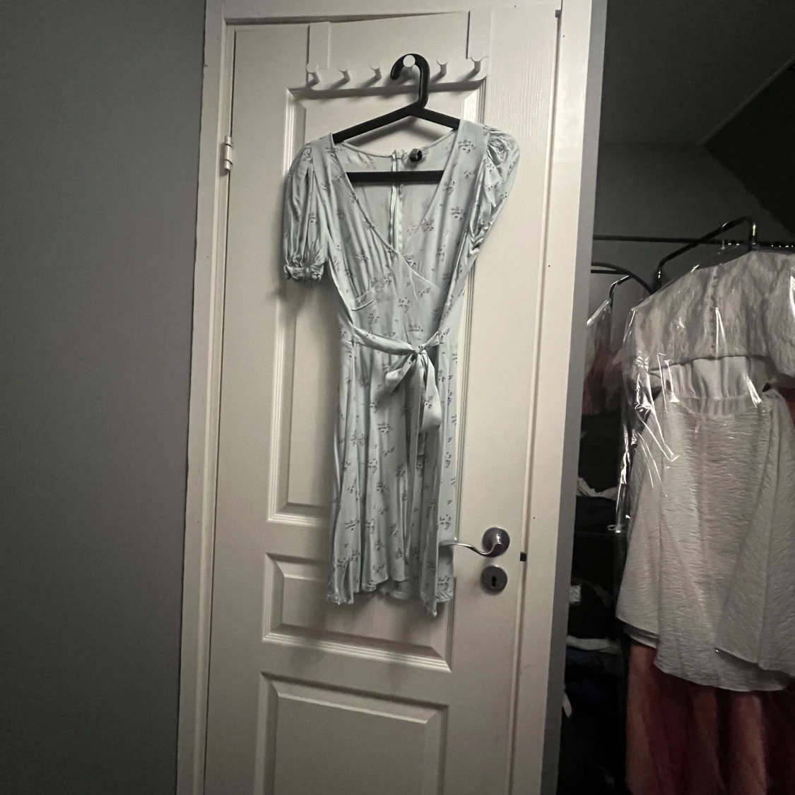 Ljusgrön blommig klänning - 90