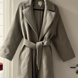 Ullkappa  - Superfin ullkappa från HM. Använd 2 gånger så i nyskick. Sitter jättefint på och formar fint och värmer skönt 🤎 I storlek XS men upplever den lite oversized och passar mig som har S ☺️ Nypris 1199kr